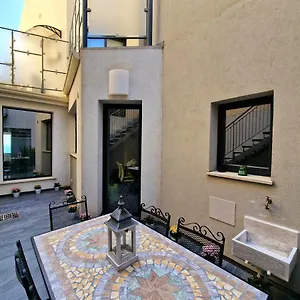 https://the-white-domus.taorminaitalyhotels.com