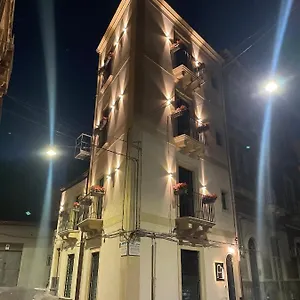 https://vicolo-san-gaetano-luxury-rooms.taorminaitalyhotels.com
